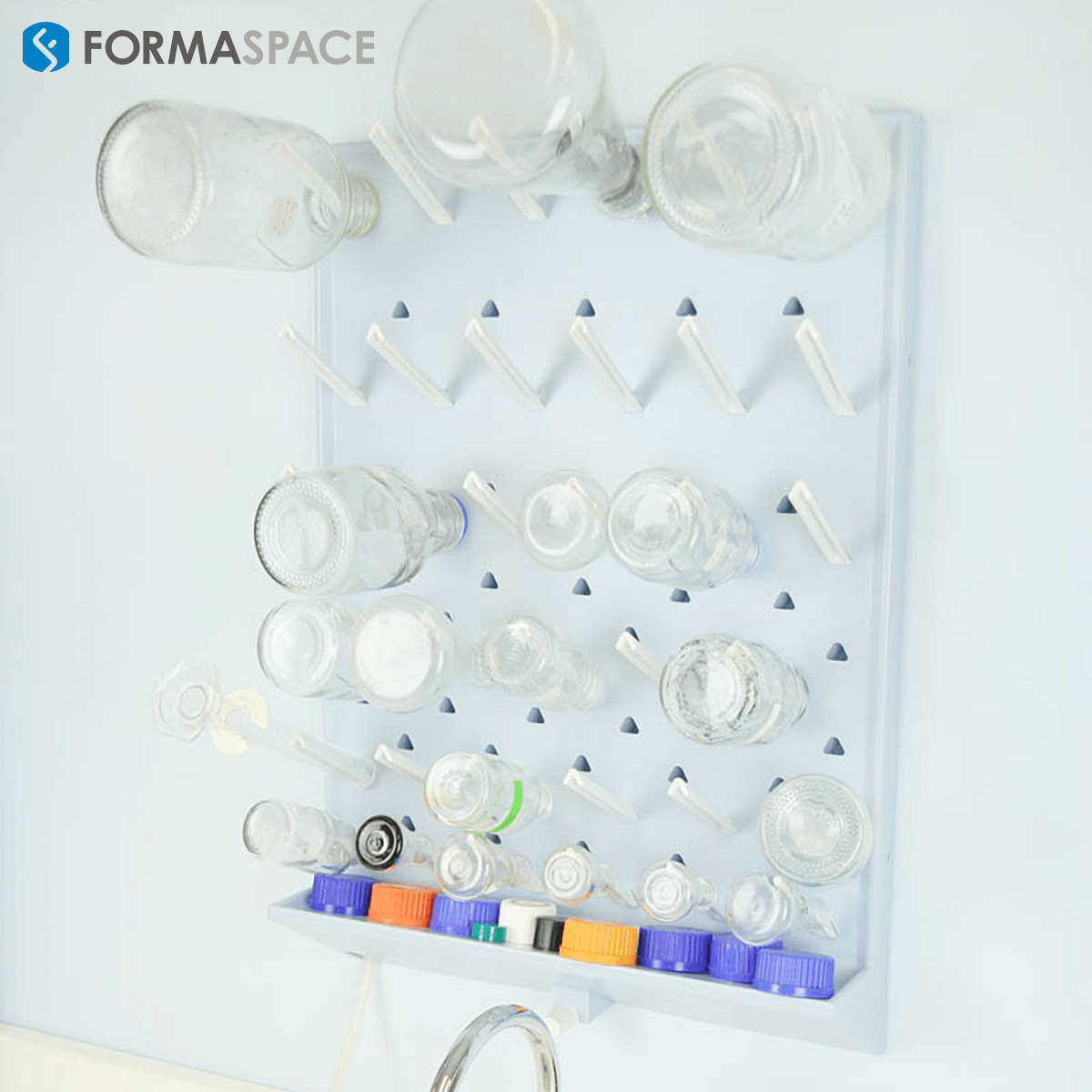 Epoxy peg board for wet lab